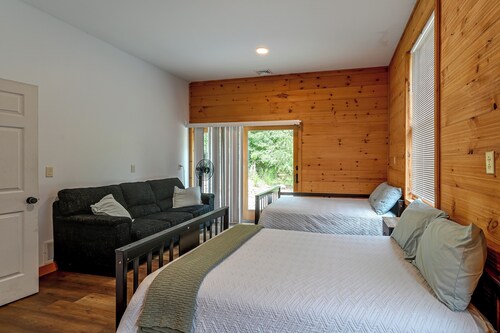 ‘Shady Point Retreat’ w/ Hot Tub & Pickleball!