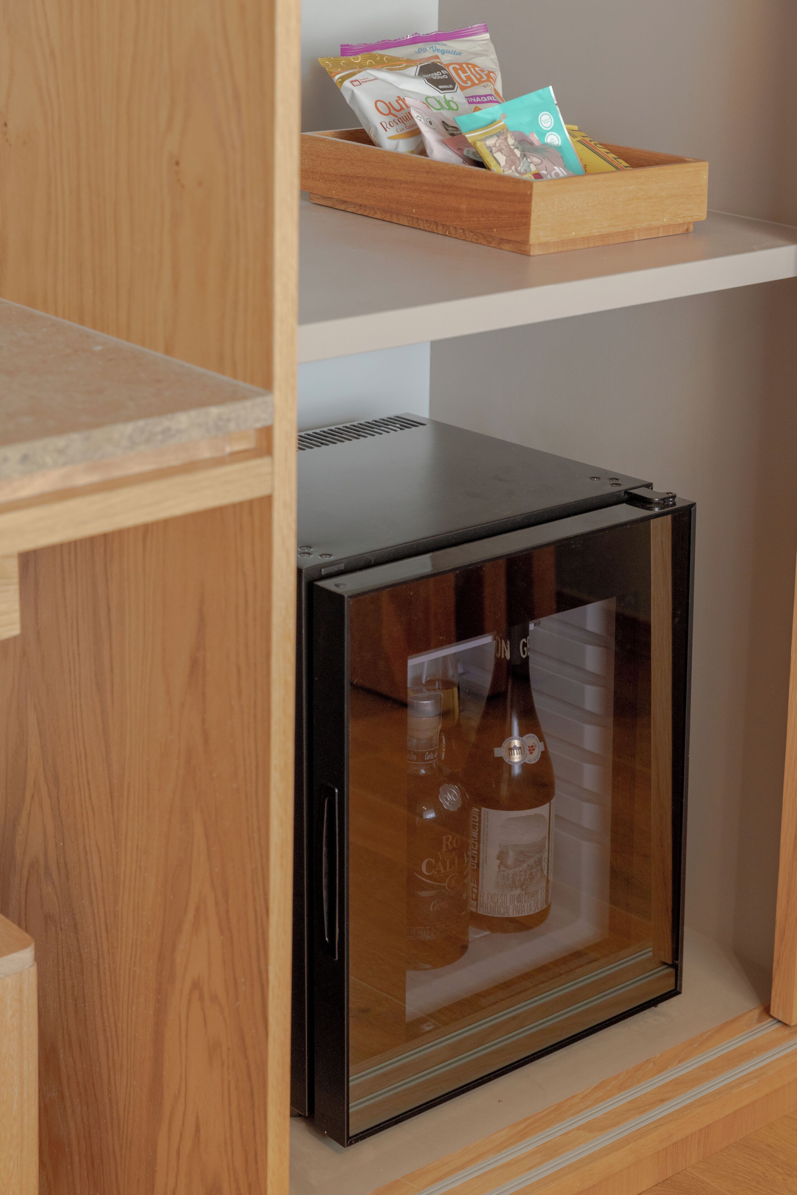 خزنة داخل الغرفة ومكتب ومساحة عمل للكمبيوتر المحمول وتجهيزات عازلة للصوت