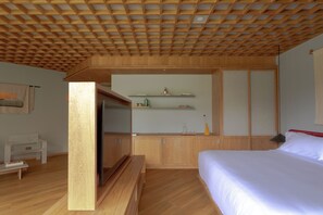 Premium bedding, pillowtop beds, minibar, in-room safe - Wake Medellin, a Member of Design Hotels (Medellín)