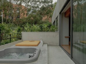 In-room safe, desk, laptop workspace, soundproofing - Wake Medellin, a Member of Design Hotels (Medellín)