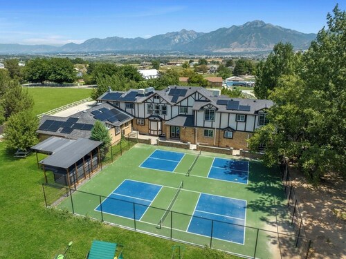 Serene 9-Bedroom Orchard Villa w/2 Pickleball Courts, Events, Large Groups