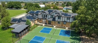 Serene 9-Bedroom Orchard Villa w/2 Pickleball Courts, Events, Large Groups