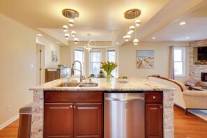 Interior - Walk to Kinnickinnic Ave! Newly Updated Abode (Milwaukee)