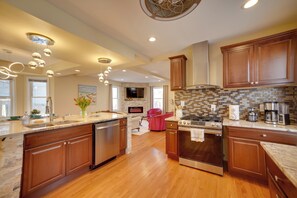 Fridge, microwave, stovetop, dishwasher - Walk to Kinnickinnic Ave! Newly Updated Abode (Milwaukee)