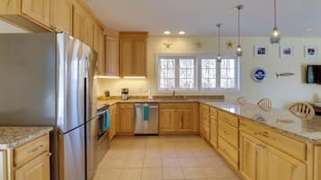 Réfrigérateur, micro-ondes, plaque de cuisson, lave-vaisselle