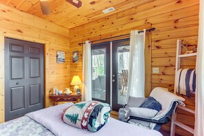 3 bedrooms, Internet, bed sheets - Private Trail & Large Porch! 2-Acre Murphy Retreat (Murphy)