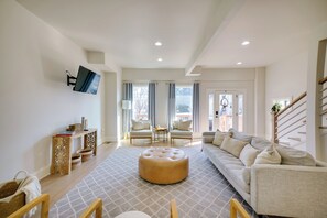 TV, books - Heart of Bay View Neighborhood! Modern Retreat (Milwaukee)