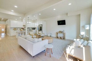 TV, books - Heart of Bay View Neighborhood! Modern Retreat (Milwaukee)