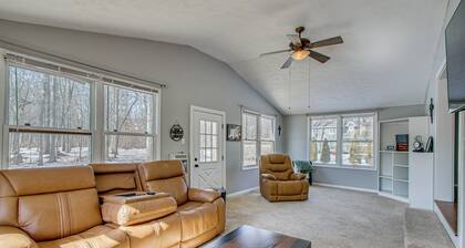 Peaceful Retreat w/ Private Hot Tub in New Albany