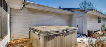 Peaceful Retreat w/ Private Hot Tub in New Albany