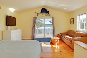 1 bedroom, desk, iron/ironing board, internet