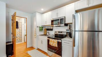 Refrigerador, microondas, placa de cocina, cafetera/tetera