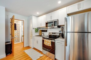 Kylskåp, mikrovågsugn, spishäll och kaffe- och tebryggare