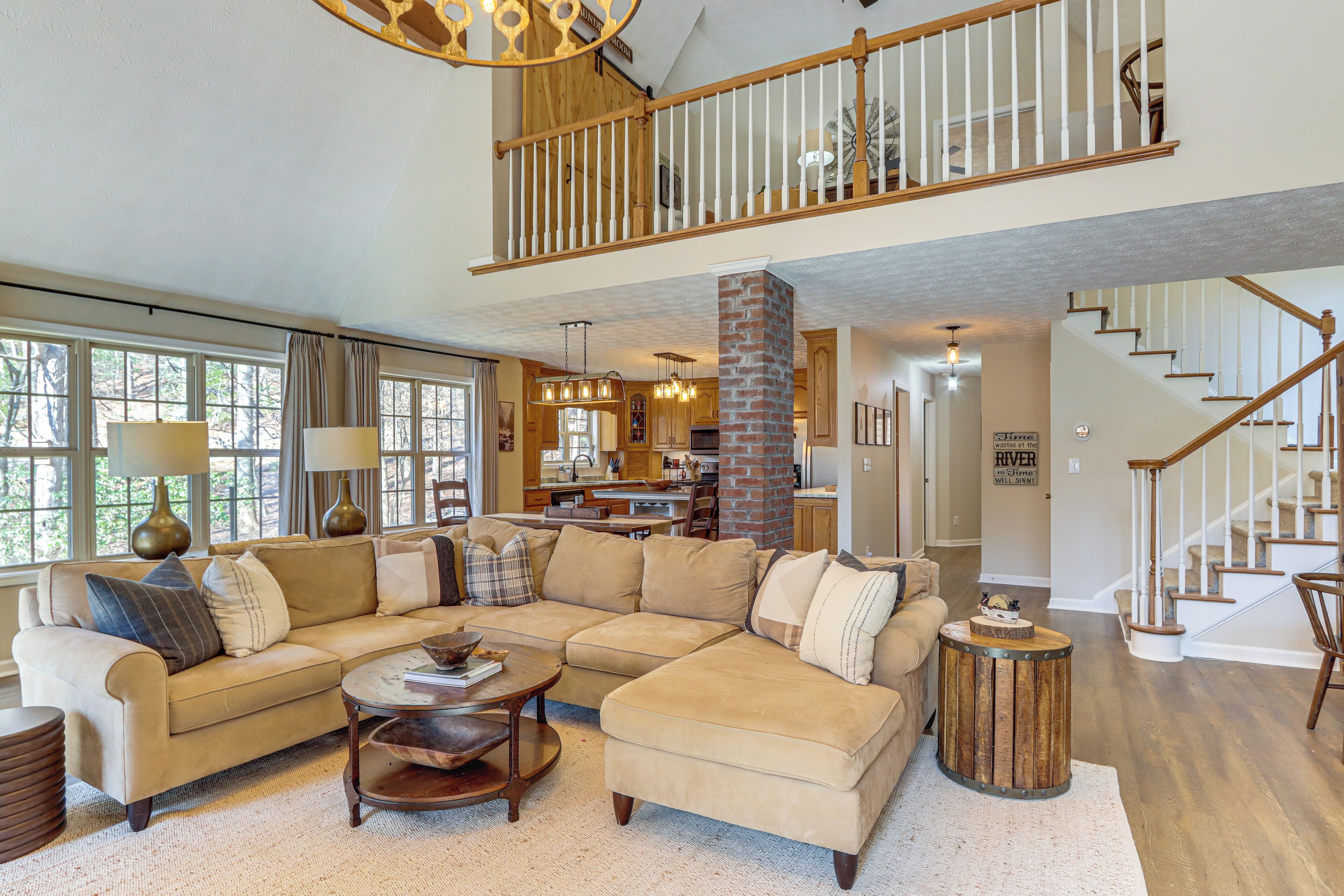 Téléviseur, foyer, livres, sélection de films