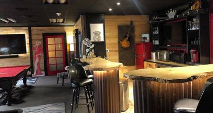 Missoula Red Room Penthouse Suite - DOWNTOWN MISSOULA