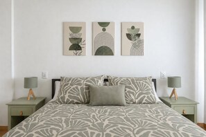 A bedroom with a bed, two bedside tables, and three wall-mounted artworks. - Riva Apt · Lake View - Finestra sul Lago (Navene)