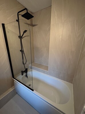 Towels, toilet paper - Modern 2 bedroom apartament in the heart of Greenwich (London)