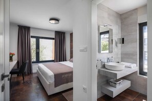 6 bedrooms, iron/ironing board, free WiFi, bed sheets - Villa C Malinska – Luxury paradise by the sea with a private pool (Malinska (Krk))