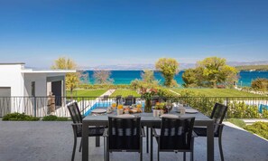 Outdoor dining - Villa C Malinska – Luxury paradise by the sea with a private pool (Malinska (Krk))