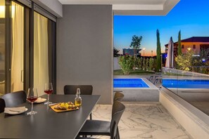 Outdoor dining - Villa Rova – Luxury  Apartment with private pool and sea view (Malinska (Krk))