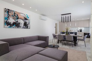 TV - Villa Rova – Premium Apartment with private pool and sea view (Malinska (Krk))
