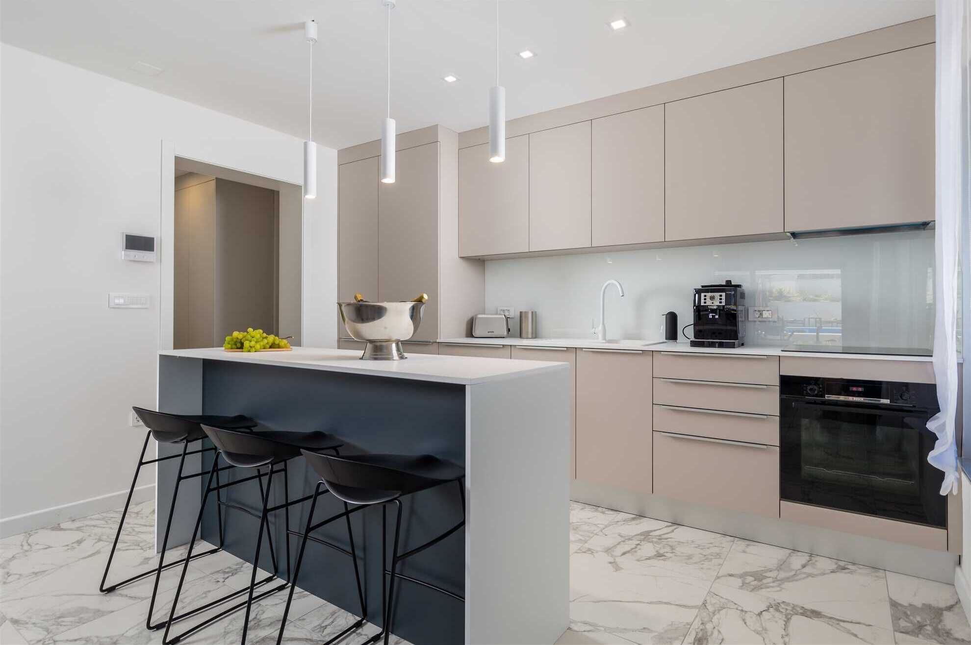 Réfrigérateur, four à micro-ondes, un four, surface de cuisson