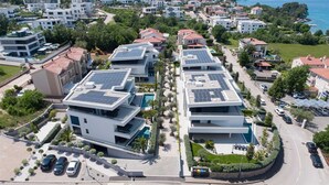 A modern residential area with solar panels on the rooftops, a swimming pool, and a well-maintained landscape. - Villas Azimut - Luxury Apartment with a Private Pool Near the Sea (Malinska (Krk))