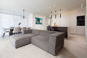 TV - Villas Azimut - Luxury Apartment with Pool, Terrace and Seaview (Malinska (Krk))