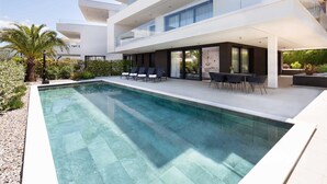 A modern two-story house with a swimming pool, outdoor seating, and a well-maintained garden. - Villas Azimut - Luxury Apartment with a Private Pool Near the Sea (Malinska (Krk))