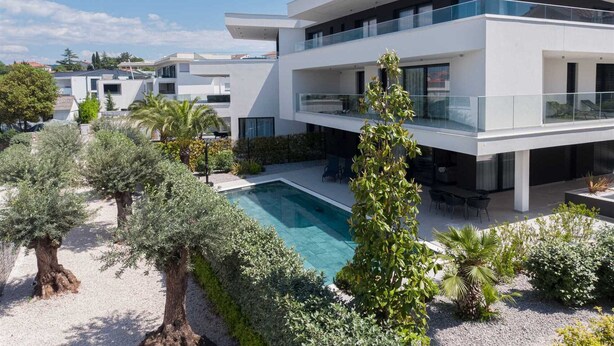 A modern two-story house with a pool, surrounded by greenery and other houses. - Villas Azimut - Luxury Apartment with a Private Pool Near the Sea (Malinska (Krk))