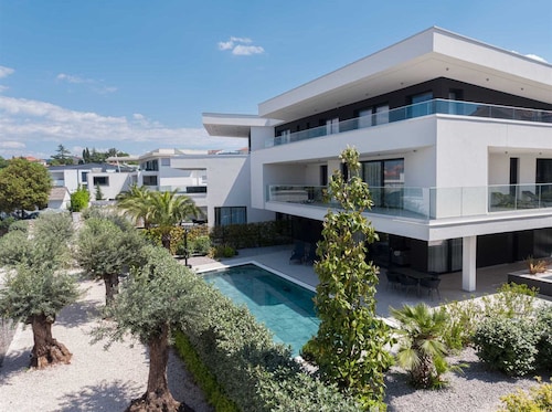Villas Azimut - Luxury Apartment with a Private Pool Near the Sea