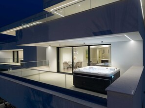 Terrace/patio - Villas Azimut - Luxury apartment with private Jacuzzi and sea view (Malinska (Krk))