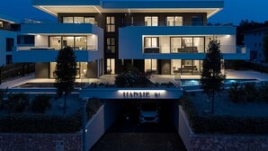Ett modernt hus i två våningar med en swimmingpool, märkt "HADRIET D1".