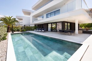 A heated pool - Villas Azimut - Premium Apartment with pool, terrace and stunning sea view (Malinska (Krk))