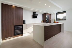 Fridge, microwave, oven, stovetop - Villas Azimut - Premium apartment with private Jacuzzi and sea view (Malinska (Krk))