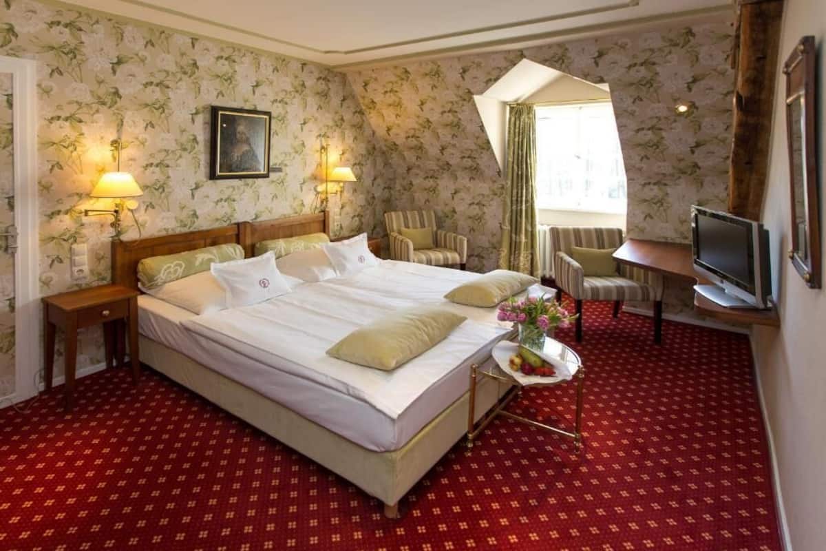 Double Room, Park View | In-room safe, desk, free WiFi