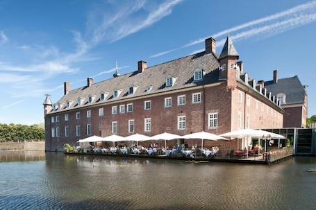 Exterior. Romantik Parkhotel Wasserburg Anholt