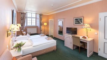 In-room safe, desk, free WiFi