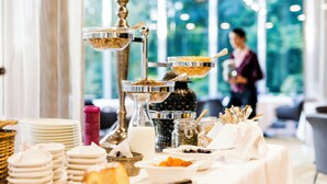 A breakfast buffet with various food items and utensils. - Romantik Parkhotel Wasserburg Anholt (Isselburg)