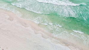 Una playa con agua turquesa cristalina y arena blanca.