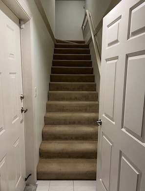 Interior - Serene Mountain‑View Retreat in a Quiet, Well‑Located Neighborhood (Abbotsford)