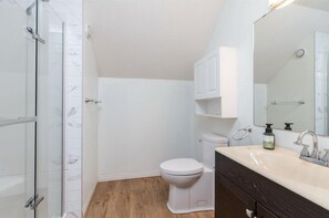 Shower, towels, toilet paper - Serene Mountain‑View Retreat in a Quiet, Well‑Located Neighborhood (Abbotsford)