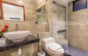 Shower, towels, soap, toilet paper - Deluxe Twin room in Cusco (Cusco)