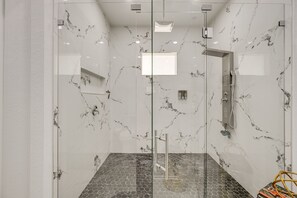 Hair dryer, towels, soap, shampoo - Outdoor Oasis: Upscale Hideaway in Naples! (Naples)