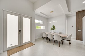 Dining - Outdoor Oasis: Upscale Hideaway in Naples! (Naples)