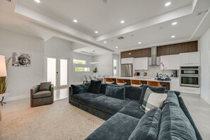 TV - Outdoor Oasis: Upscale Hideaway in Naples! (Naples)