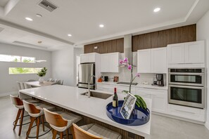 Fridge, microwave, oven, stovetop - Outdoor Oasis: Upscale Hideaway in Naples! (Naples)