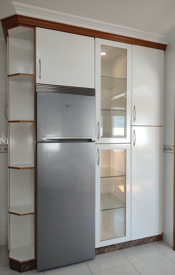 Full-size fridge, microwave, stovetop, cookware/dishes/utensils