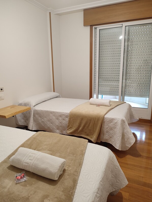 Habitación, 2 camas individuales | Wifi gratis 