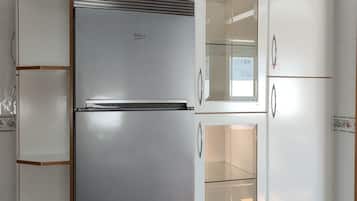 Lemari es besar, microwave, kompor, dan peralatan masak/sendok-piring
